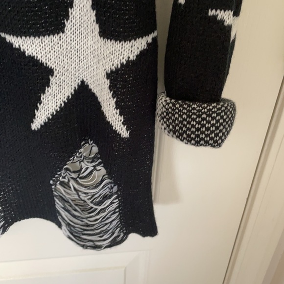 Off the shoulder Star Sweater - Picture 4 of 8